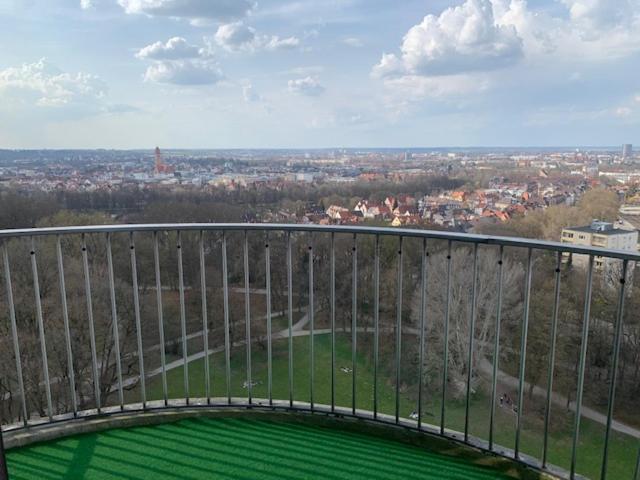 Sky Apartment Im Hotelturm Augusta Esterno foto